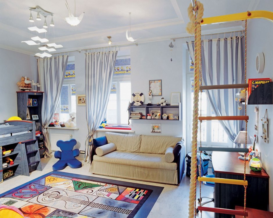 Детская комната для мальчика с двумя окнами
