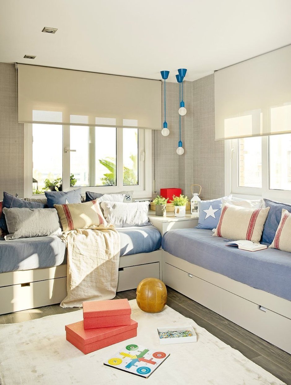 Детская комната с двумя окнами