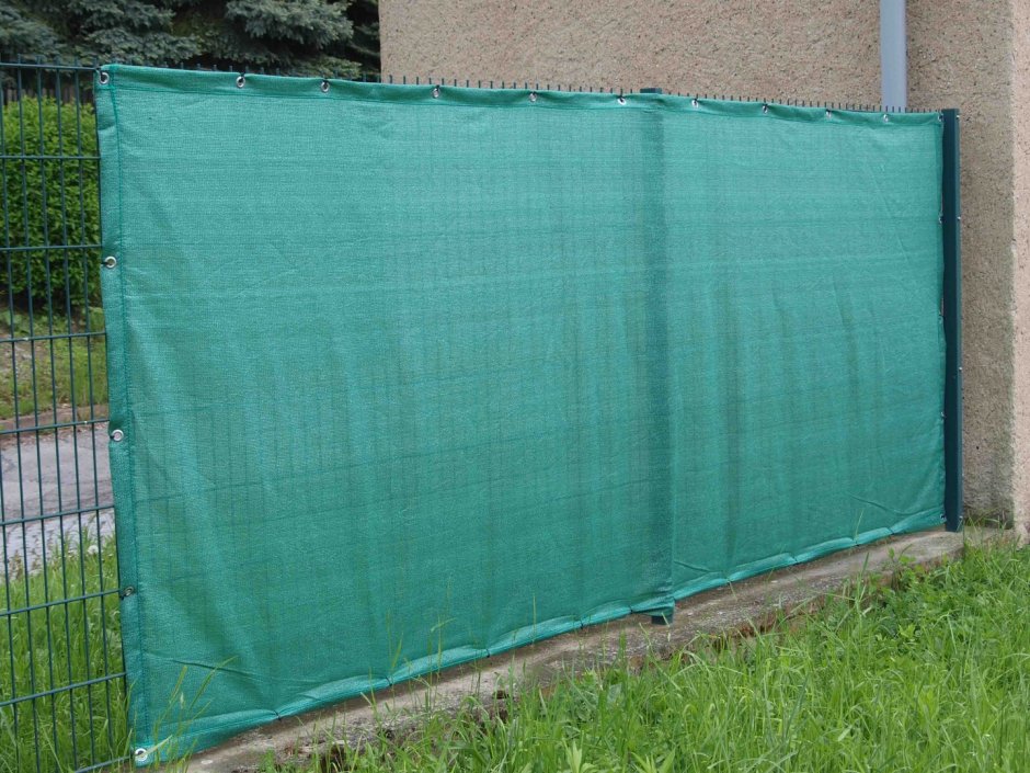 Фасадная сетка для забора на даче