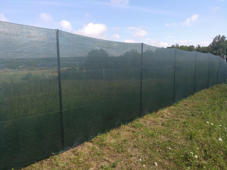 Фасадная сетка для забора на даче