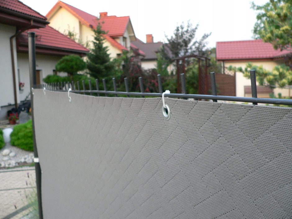 Забор из фасадной сетки