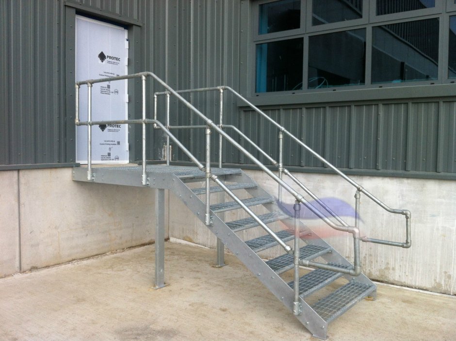 Металлическая ступень для лестницы SP 34х38