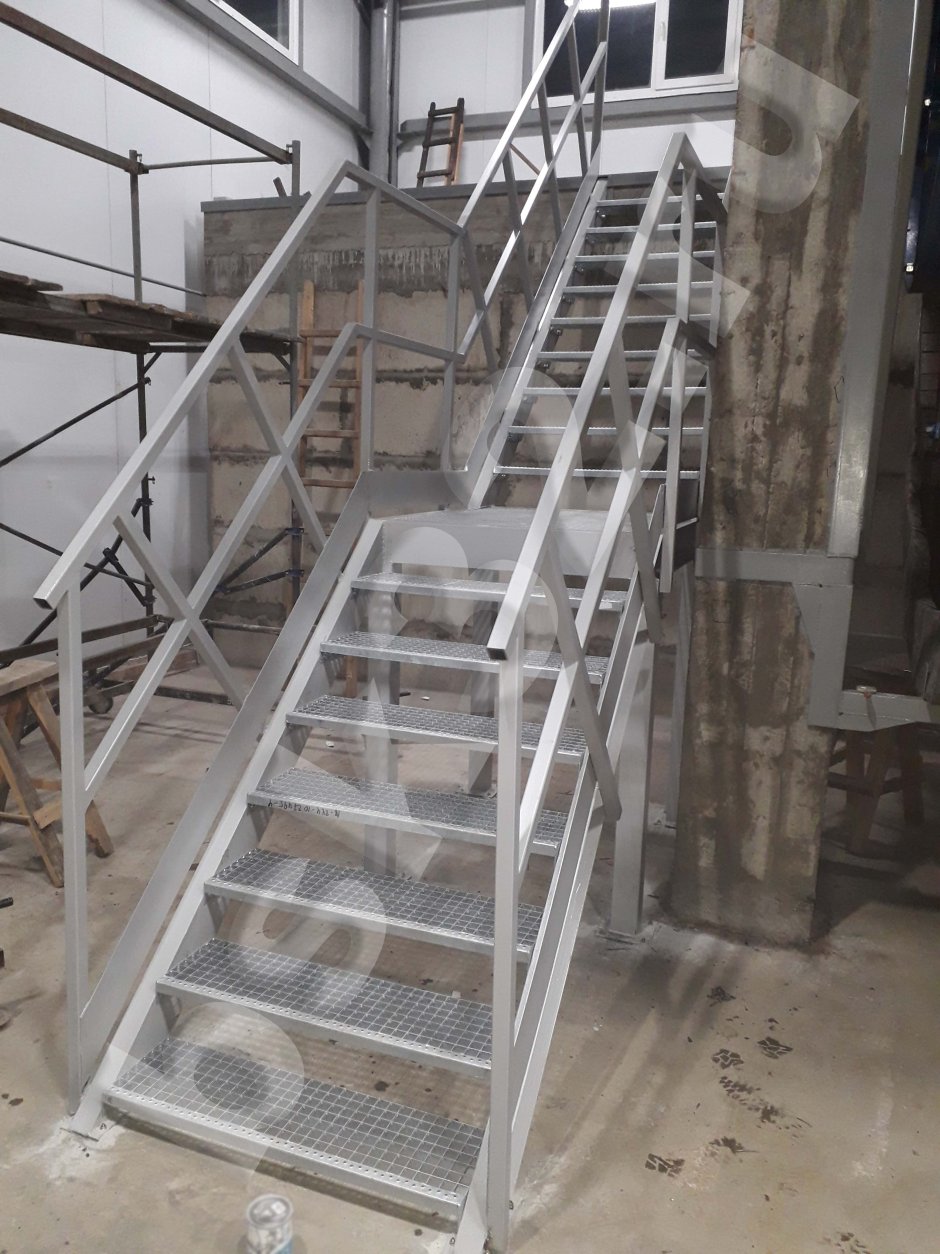Ступени для лестницы из решетчатого настила