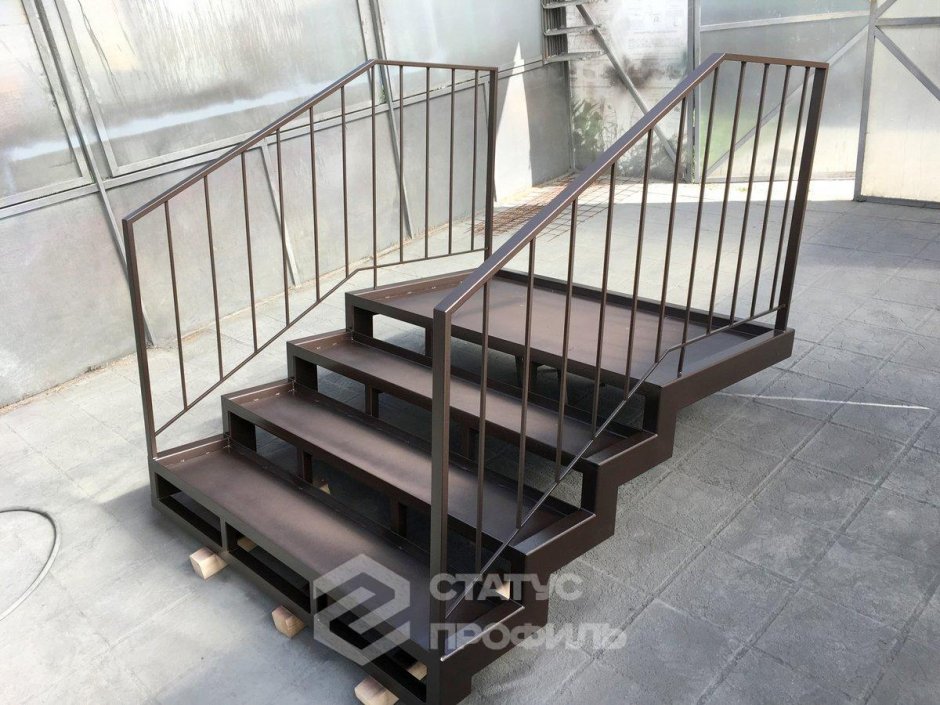 Лестница на крыльцо из металла