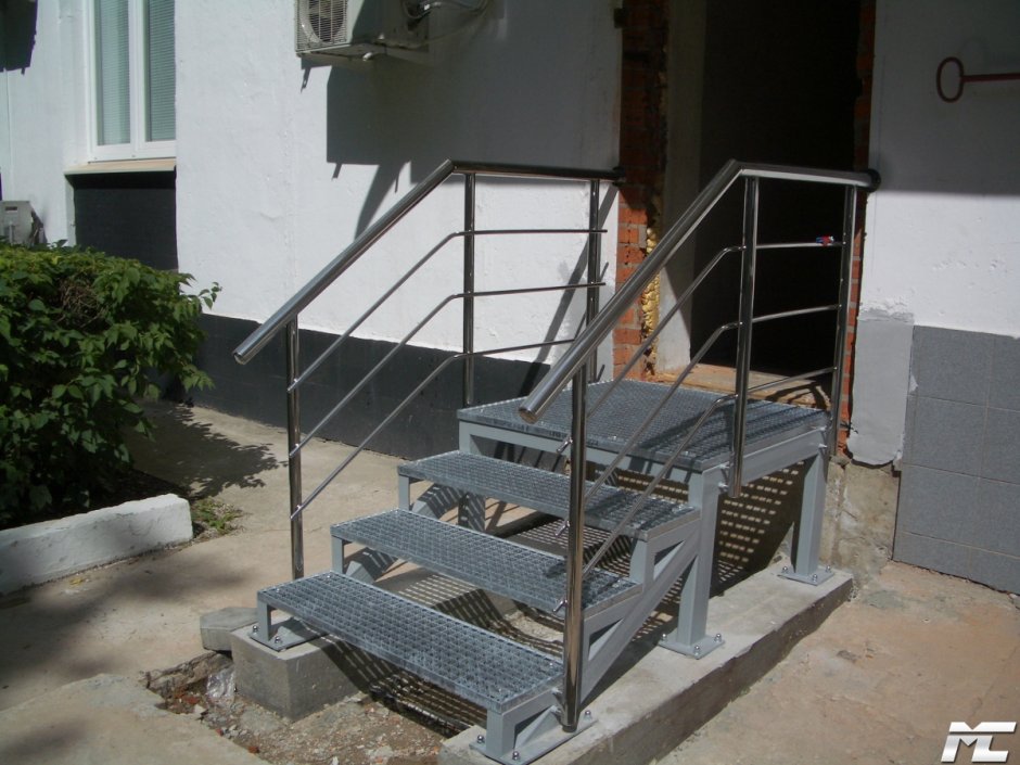 Ступень металлическая решетчатая