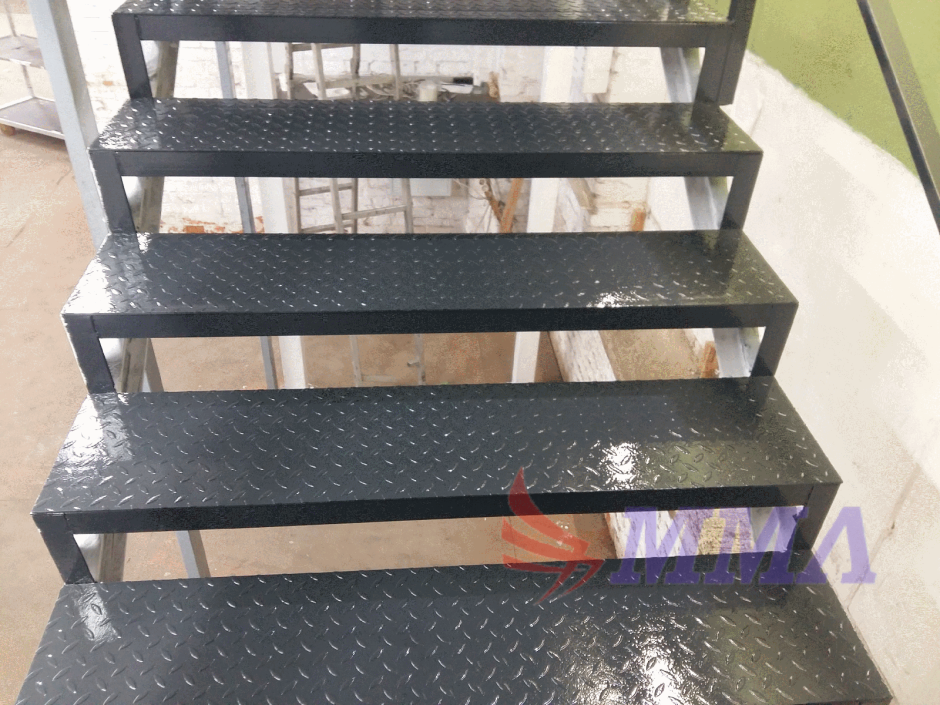 Рифленые металлические ступени
