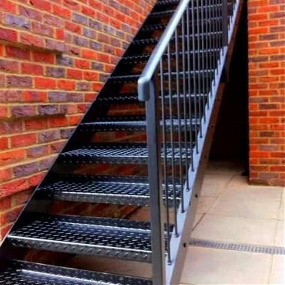 Металлические ступеньки