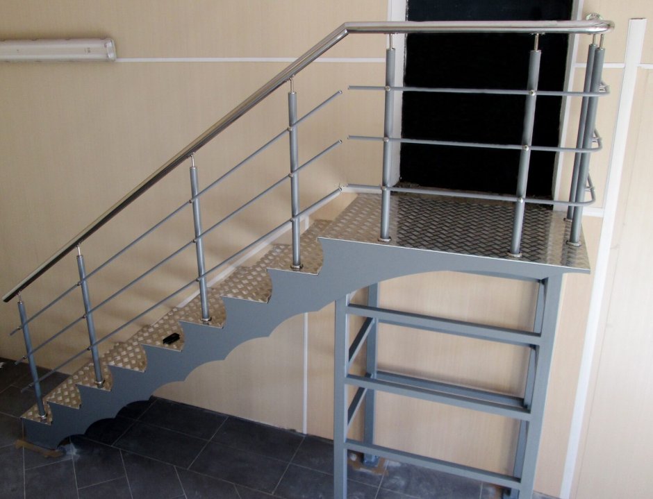 Лестница из металла
