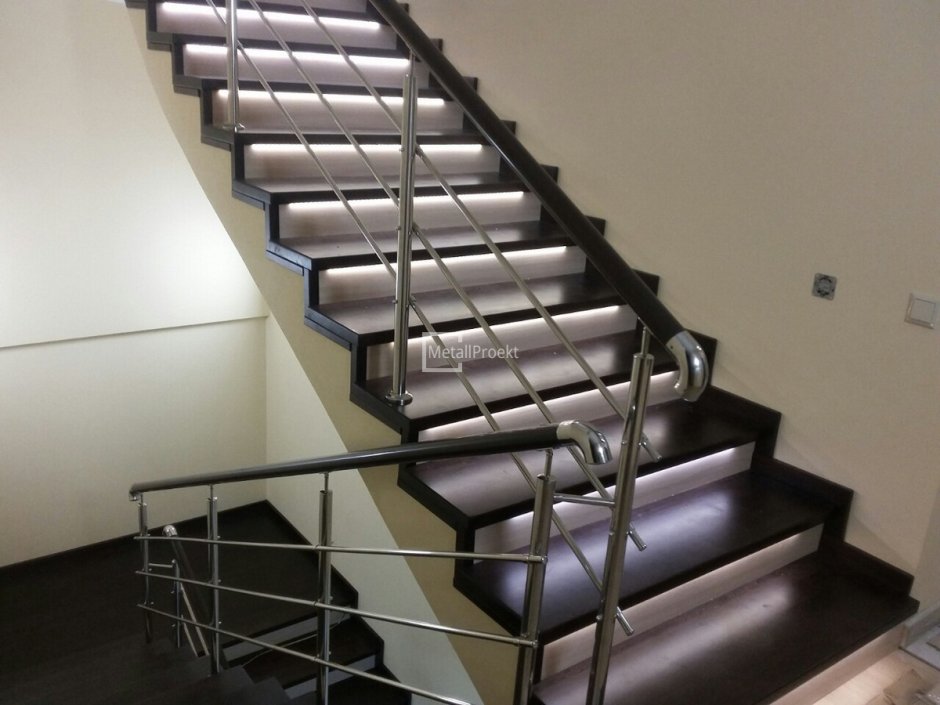 Лестница закрытого типа на металлическом каркасе