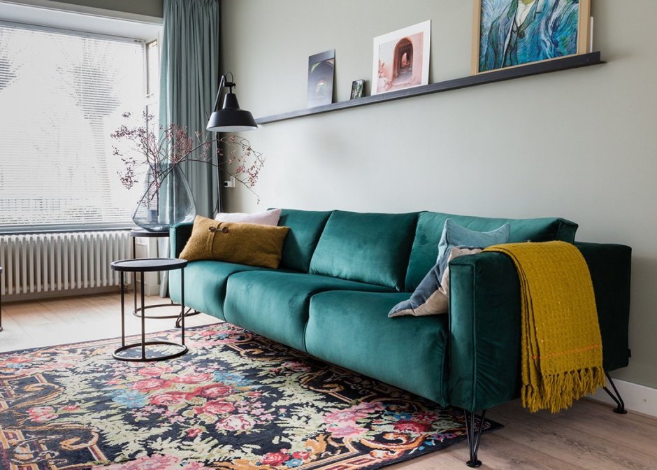 Бирюзовый диван в интерьере гостиной