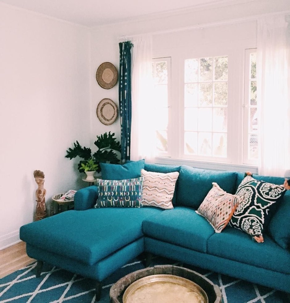 Бирюзовый диван в интерьере