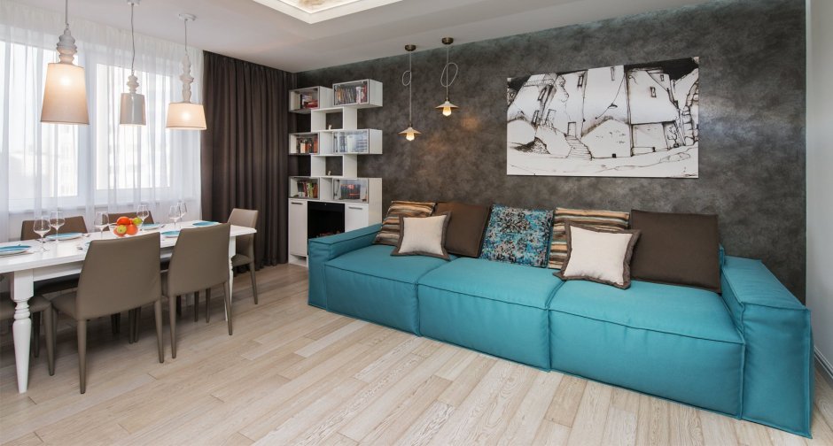 Бирюзовый диван в интерьере гостиной