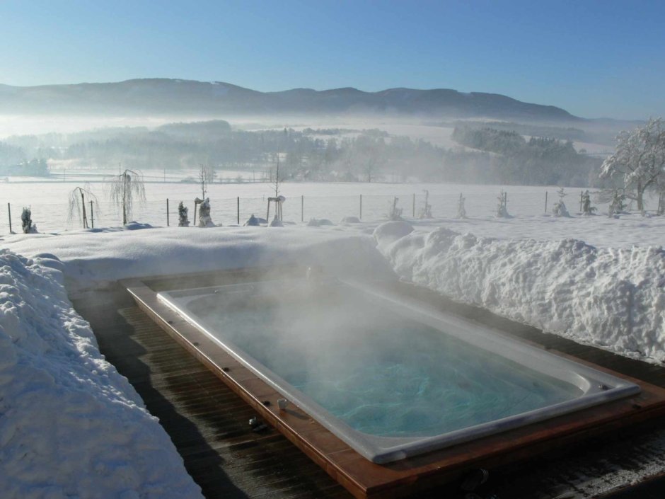 Открытый бассейн с подогревом