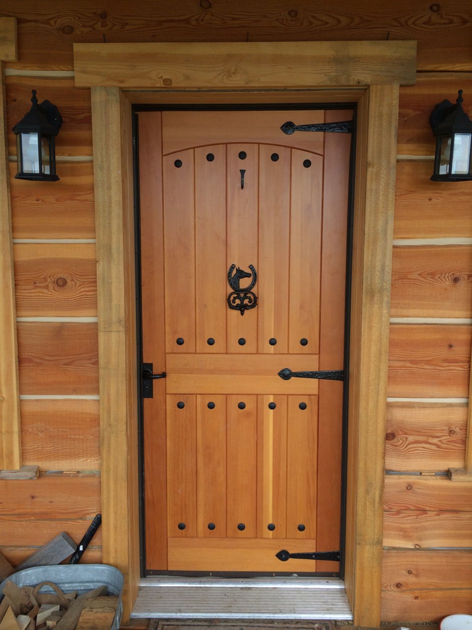 Дверь входная в баню с улицы деревянная