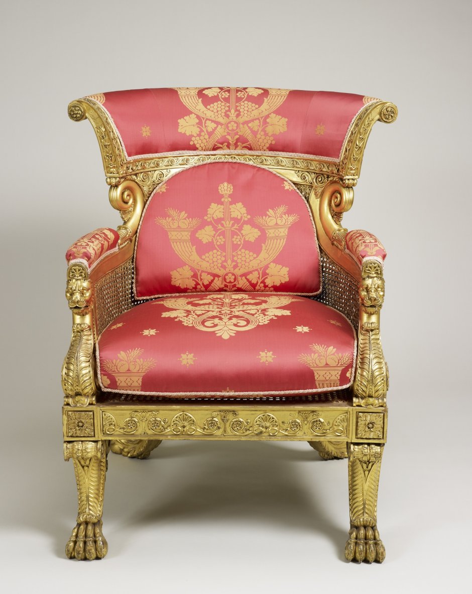 Богатое кресло с королевским гербом