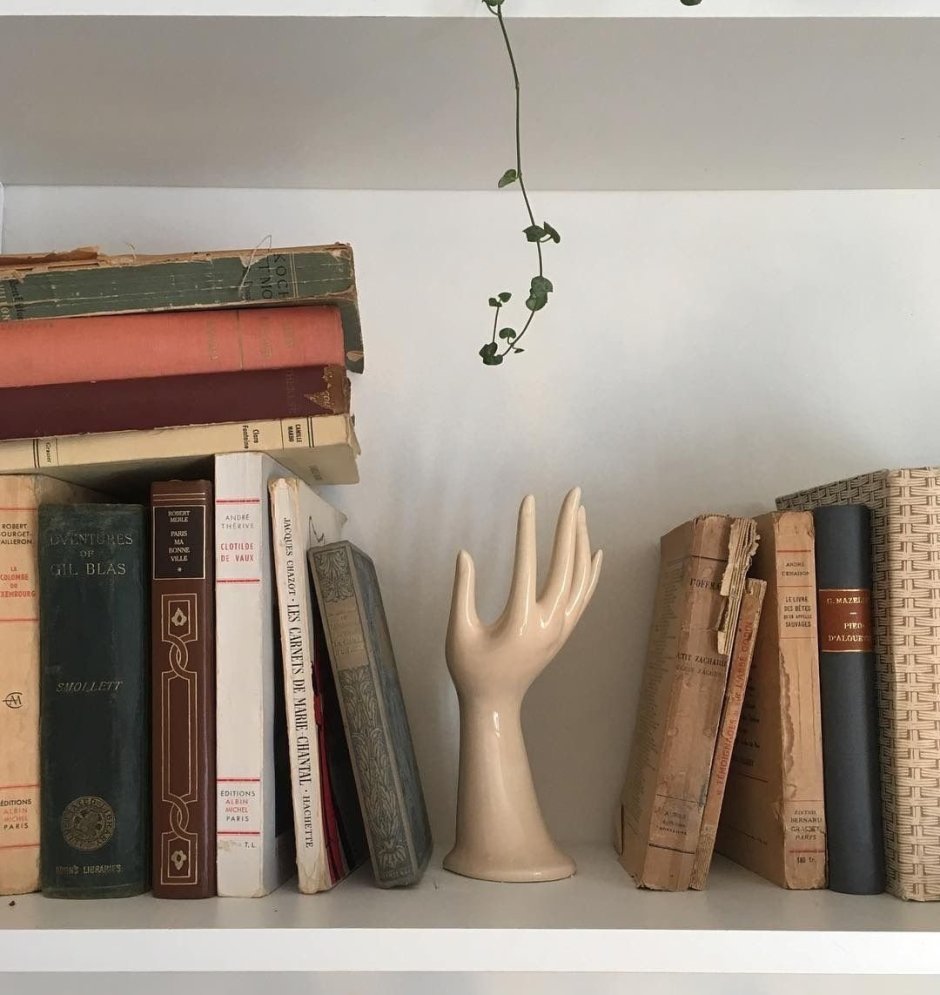 Пыльная полка с книгами