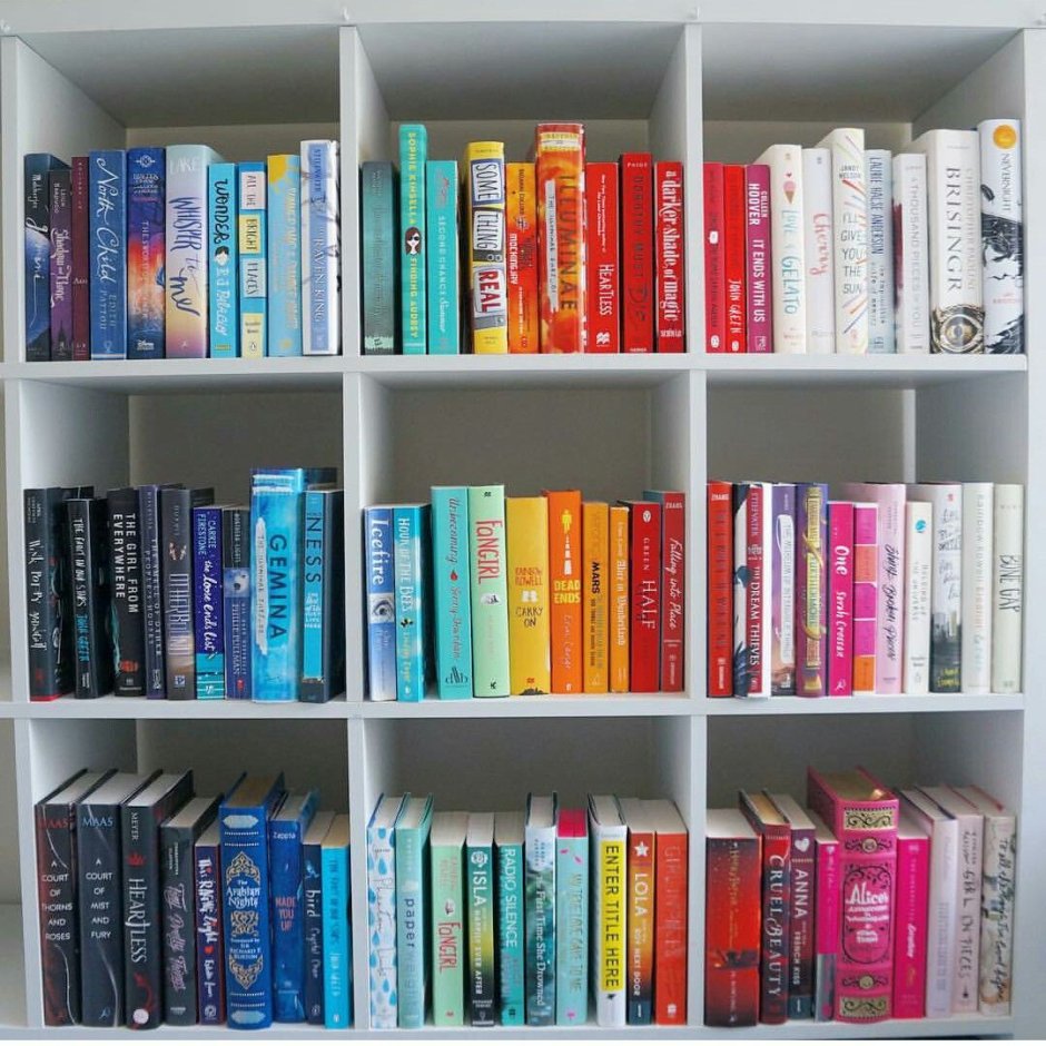 Книжные полки в магазине