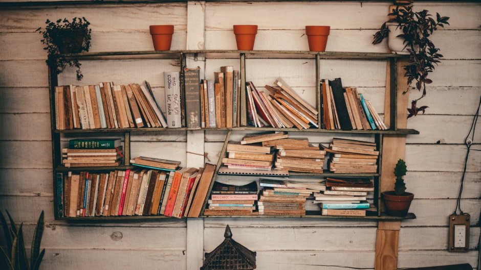 Полка с книжками