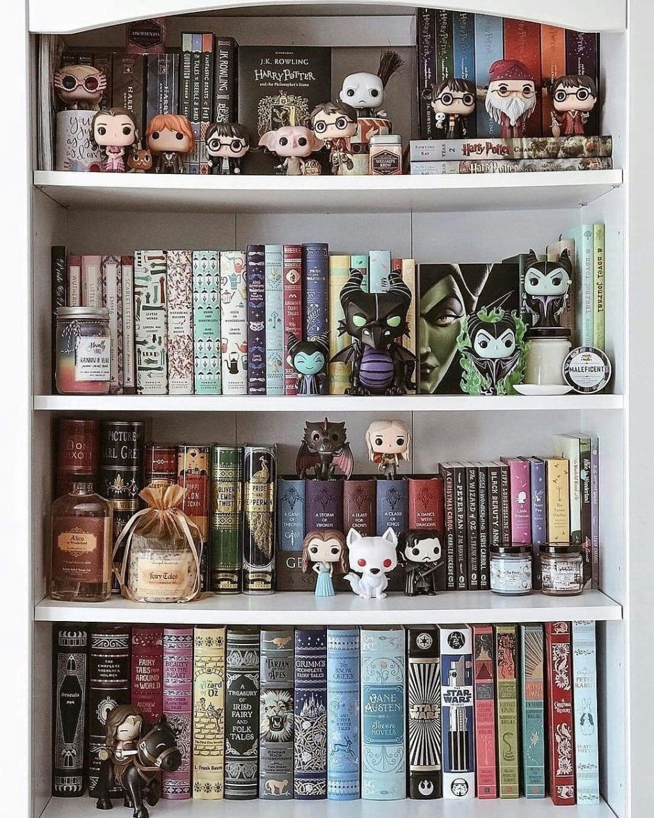 Книжные полки с фигурками