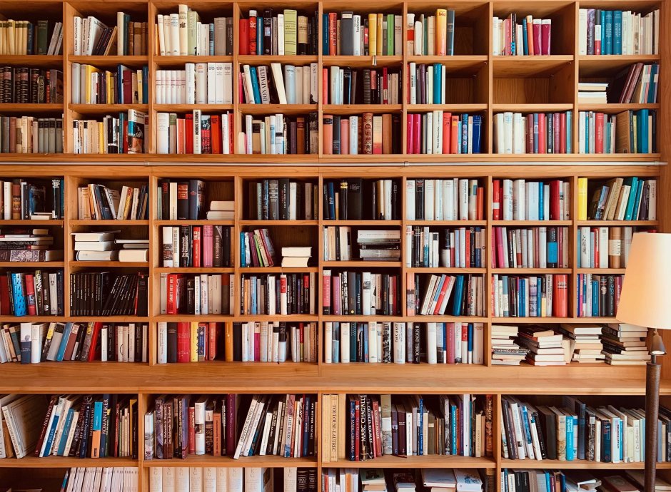 Стена с книгами
