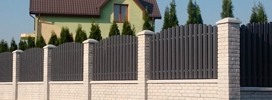 Забор из белого кирпича