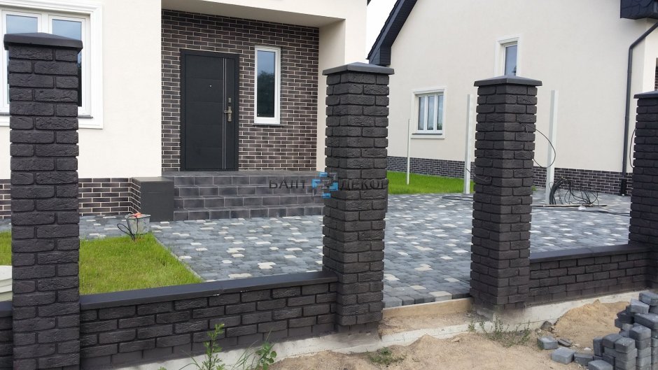 Забор со столбами из черного кирпича