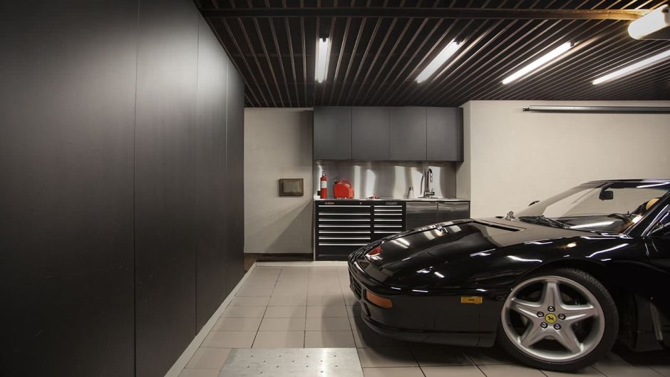 Покраска гаража в черный