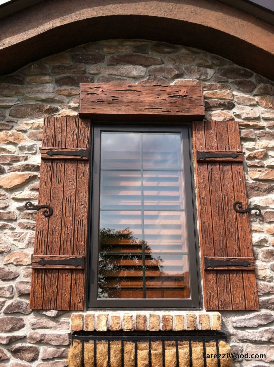 Обрамление окна на фасаде из дерева