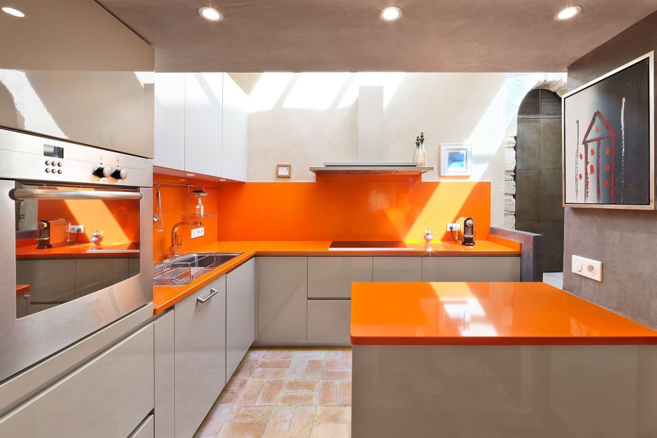 Интерьер серой кухни с оранжевым холодильником