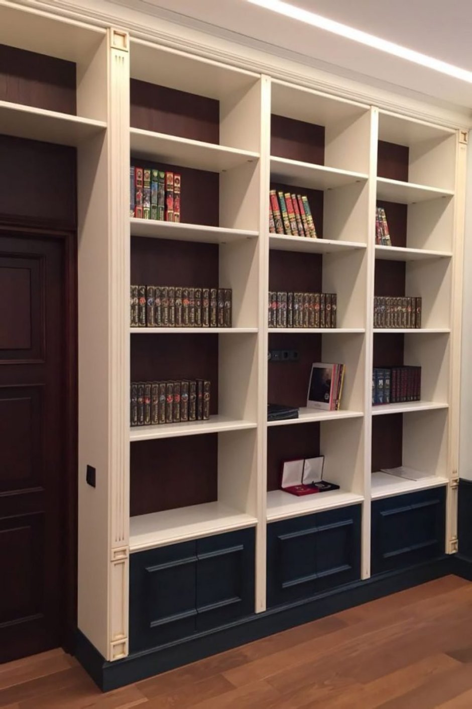 встроенные книжные шкафы в гостиной