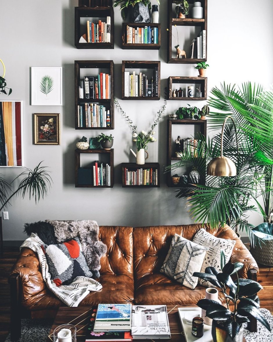 Книжный стеллаж за диваном