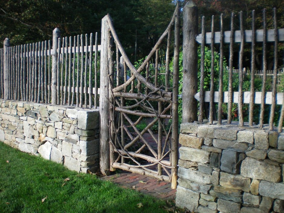Каменный забор в старинном стиле
