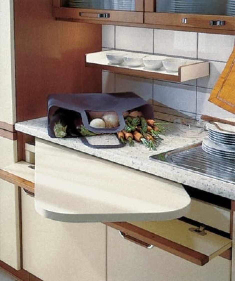 Кухонная мебель со встроенным выдвижным столом