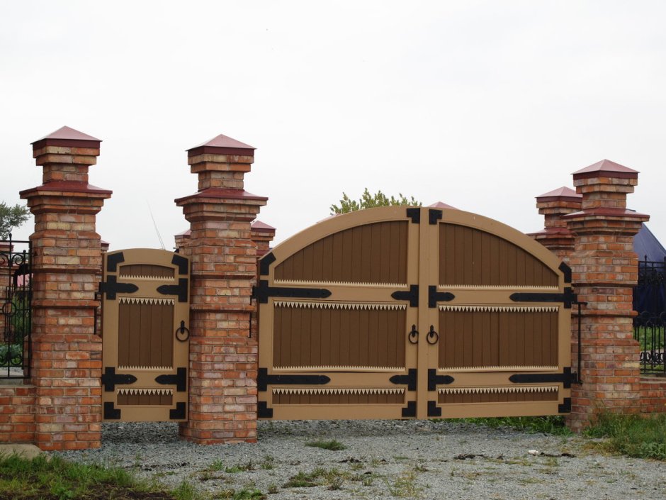 Фасадный забор с кирпичными столбами