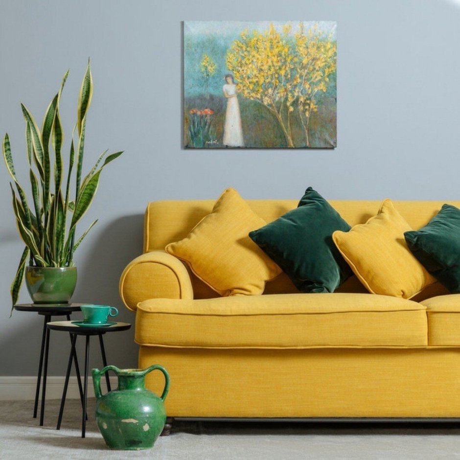 Горчичный диван в интерьере с зелеными подушками