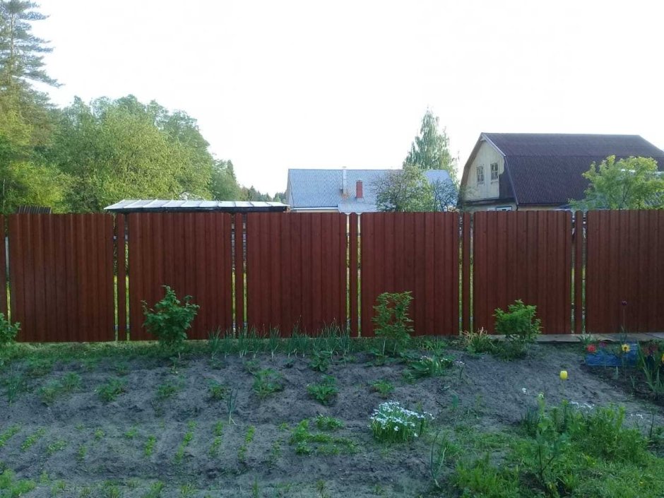 Забор комбинированный из профнастила и дерева