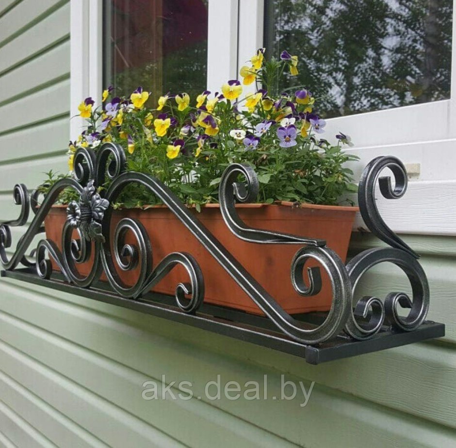 Французский балкончик для цветов за окном