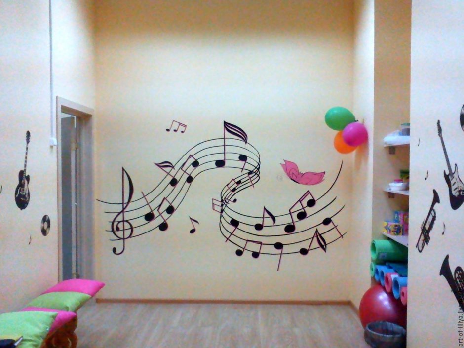 Рисунок на стене в музыкальном зале