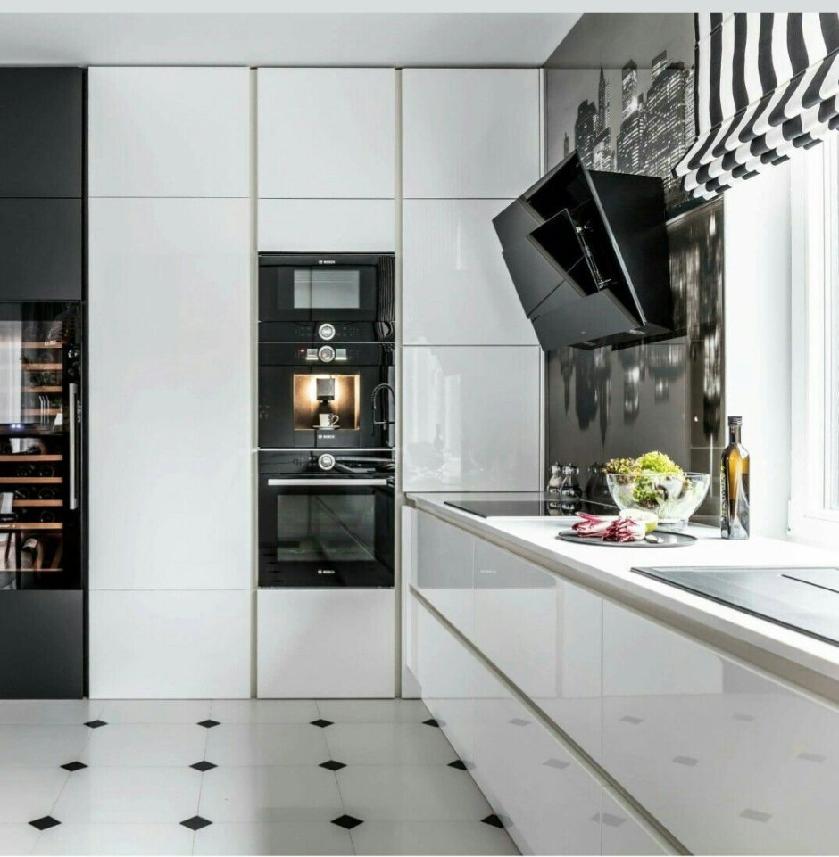 Черный холодильник в интерьере серой кухни