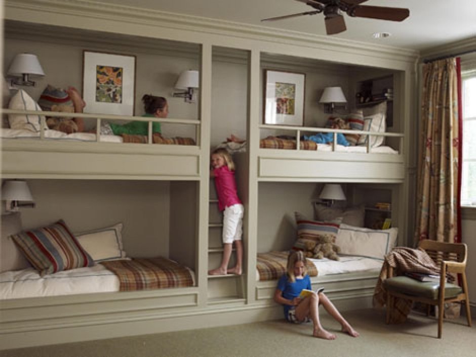 Комната на троих детей без двухъярусных кроватей