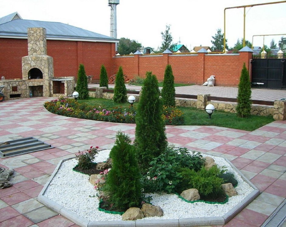 Туи в брусчатке