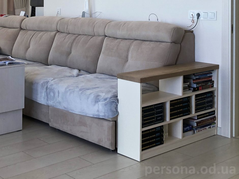 Угловой диван с полочками в подлокотниках
