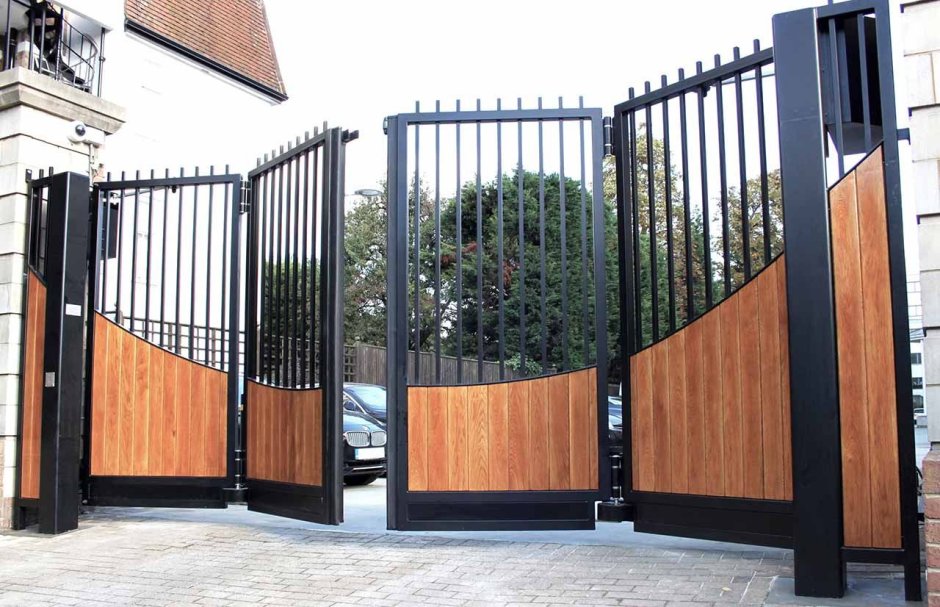 Забор с раздвижными воротами и калиткой