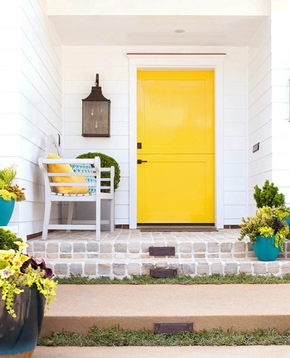 Желтая дверь в частном доме