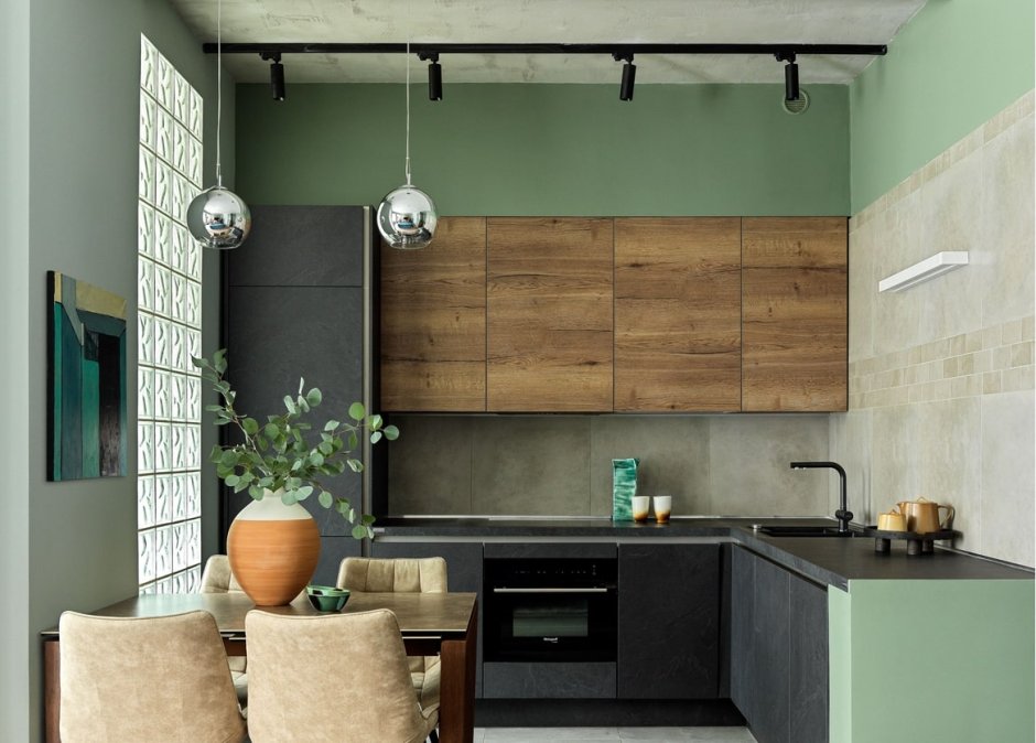 Светло серые и темно зеленые фасады кухни