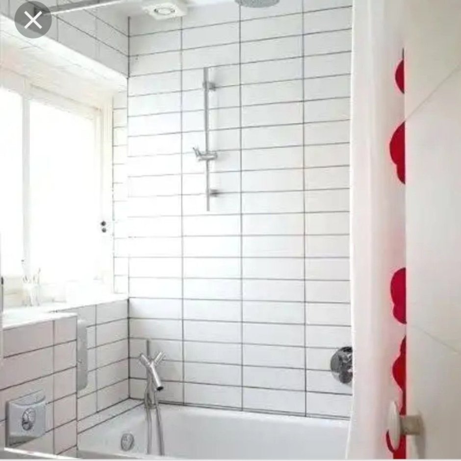 Черные швы на белой плитке в ванной