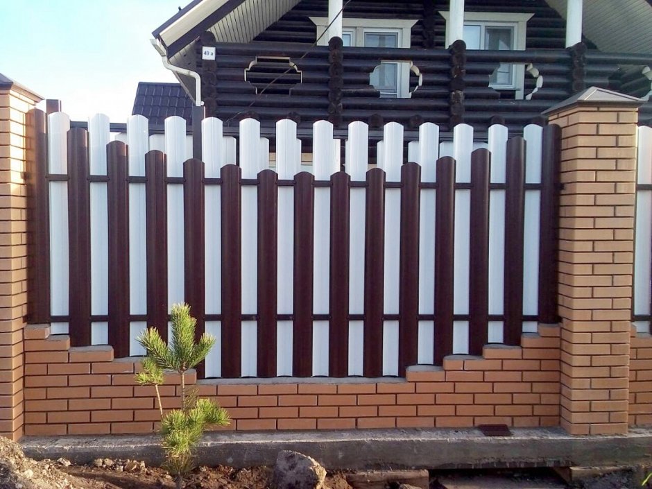 Забор из коричневого штакетника