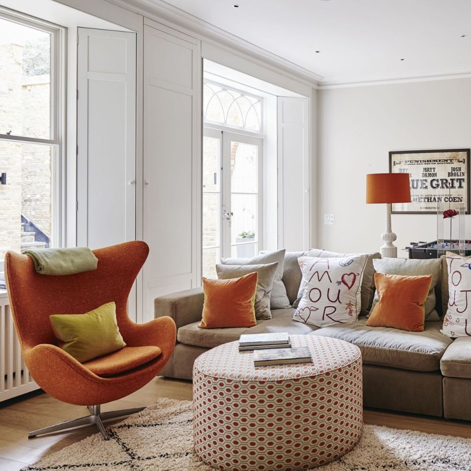 Кресла оранжевого цвета в интерьере гостиной