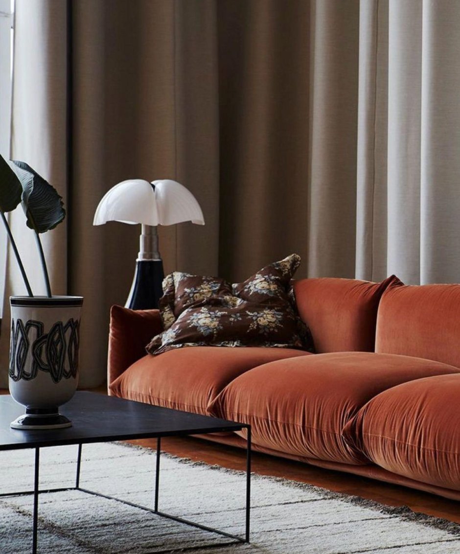 Дизайны комнат с оранжевым диваном