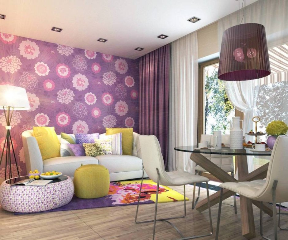 Фиолетовые шторы и желтый диван